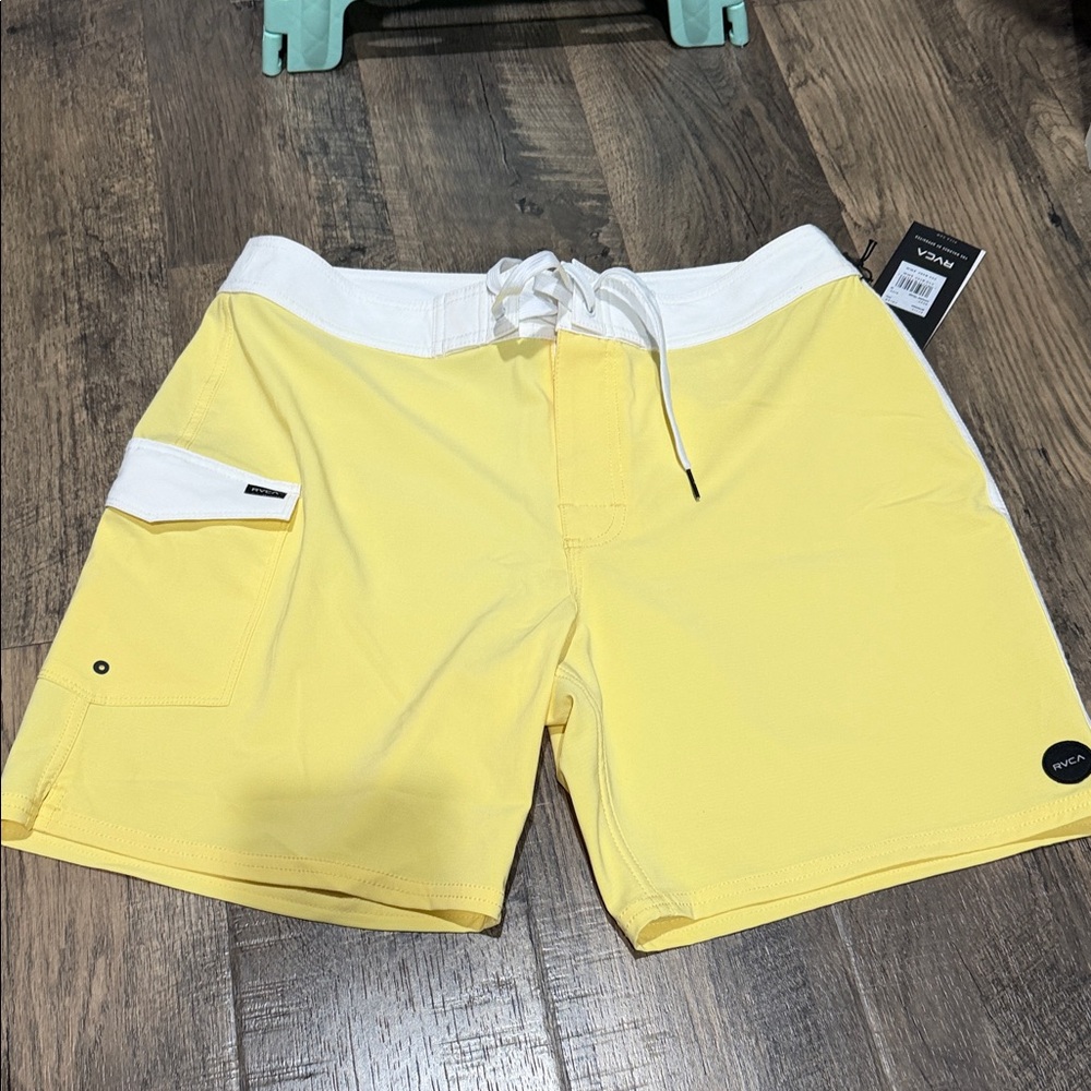 NWT RVCA Yellow and White Lace-Up Men’s Boardshorts